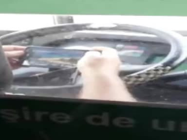 Soferul unui autobuz RATB, mai preocupat de pokemoni decat de siguranta pasagerilor. Imaginile surprinse de un calator