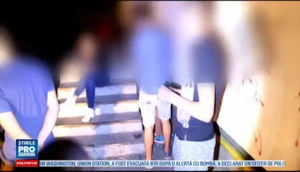 Razie educativa in Galati. Politistii i-au pus pe cativa tineri sa curete locul unde aruncasera ambalaje