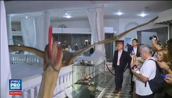 Cel mai mare dinozaur zburator din lume, reconstituit la Antipa. Copiii s-au speriat de el: “Ma mut in alta tara
