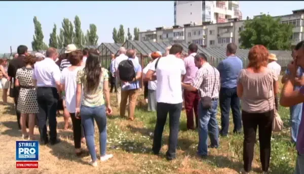 Reactia cercetatorilor din Buzau atunci cand au gustat legumele viitorului: rosia-banana si rosia-ananas