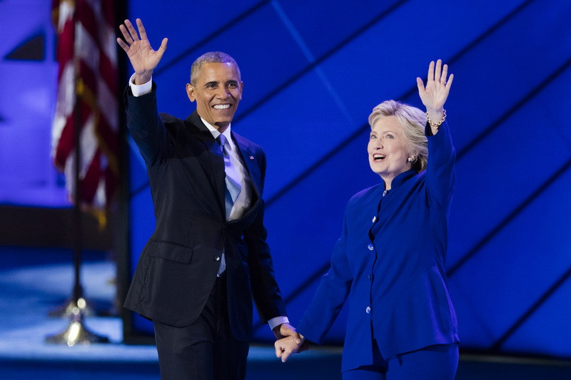 Barack Obama ii ia apararea lui Hillary Clinton: "Ea nu abandoneaza niciodata". Ce scoruri arata ultimul sondaj