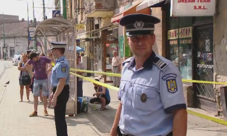 O femeie din Timisoara a fost injunghiata in statia de tramvai cu o surubelnita. Atacatorul a fost oprit de martorii socati
