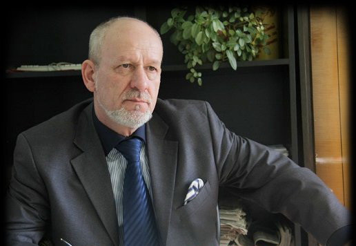 Un jurnalist a fost gasit mort in masina sa, in Baia Mare. Politistii au gasit in locuinta lui mai multe bilete de adio