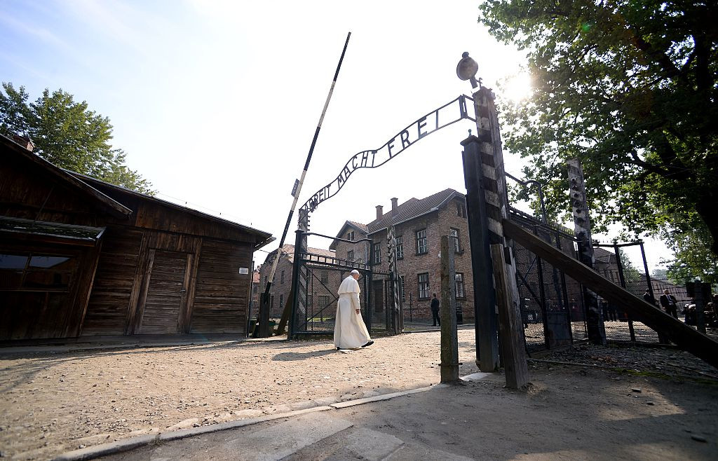 Papa Francisc s-a rugat in celula de la Auschwitz a Sfantului Maximilian Kolbe si a vorbit cu supravietuitorii lagarului