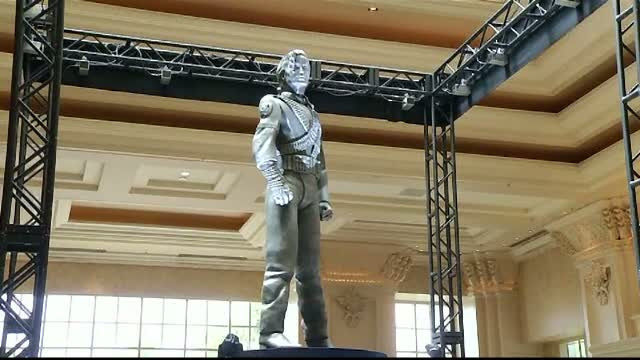 Una dintre cele mai cunoscute statui ale lui Michael Jackson poate fi vazuta acum intr-un hotel din Las Vegas