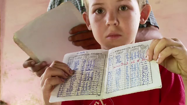 Sunt premianti la scoala, dar acasa ii asteapta saracia lucie si o mama bolnava de cancer. Povestea unei familii din Cluj