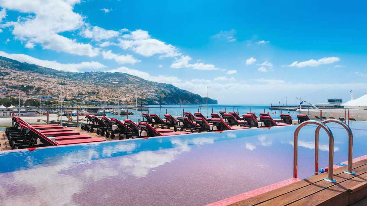 Cat te costa sa dormi o noapte in hotelul lui Cristiano Ronaldo. Starul Realului a deschis un complex superb in Madeira