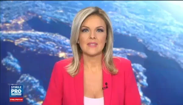 Veverita hoata, filmata in timp ce da atacul la proviziile unor tineri. A reusit sa desfaca borcanul cu nuci si alune