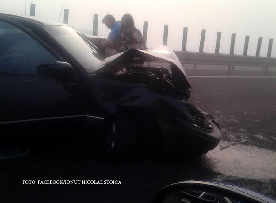 Carambol pe Autostrada Soarelui. Cinci persoane au fost ranite in trei accidente, un elicopter survoleaza zona