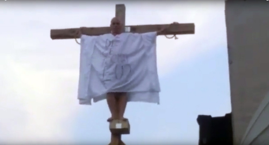 Gest extrem facut de patronul unei terase din Eforie. De la chiloti murdari a trecut la rastignire