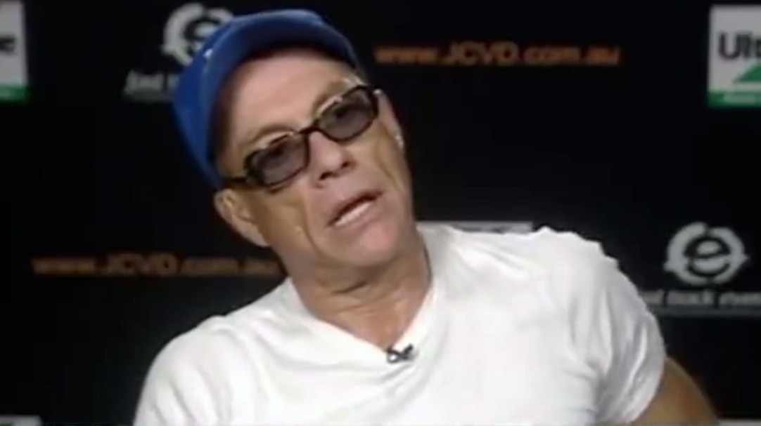 Van Damme s-a ridicat, a injurat si a plecat in timpul unui interviu LIVE. Ce l-a deranjat pe celebrul actor