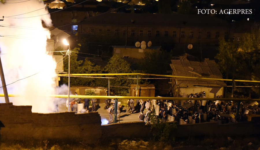 Lupte de strada in capitala Armeniei. Opozantii au ocupat o sectie de politie si ii tin pe agenti ostatici de 2 saptamani