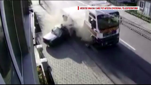 Dacie spulberata de TIR in Campulung Moldovenesc. Accidentul, surprins de camerele de supraveghere
