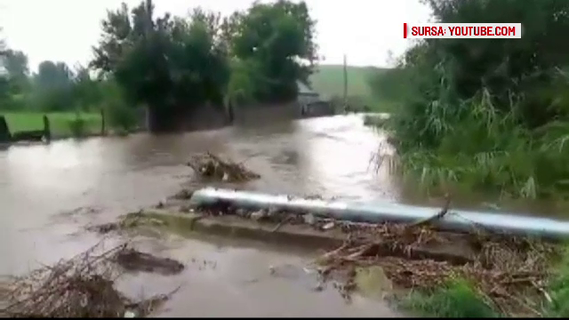 COD GALBEN de furtuna in mai multe judete ale tarii. Pompierii au intervenit cu motopompe pentru a scoate apa din case