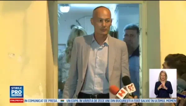 Bogdan Olteanu, intampinat de fosta sotie la iesirea din arest.
