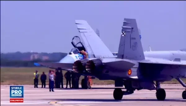 Imagini spectaculoase de la cel mai mare show aerian din Romania. Piloti din SUA, Bulgaria si Ucraina, prezenti la eveniment