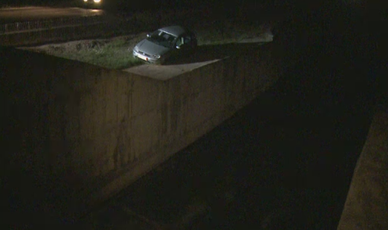 Accident spectaculos in centrul Capitalei. Ce a facut un sofer dupa ce a ajuns cu masina pe malul Dambovitei