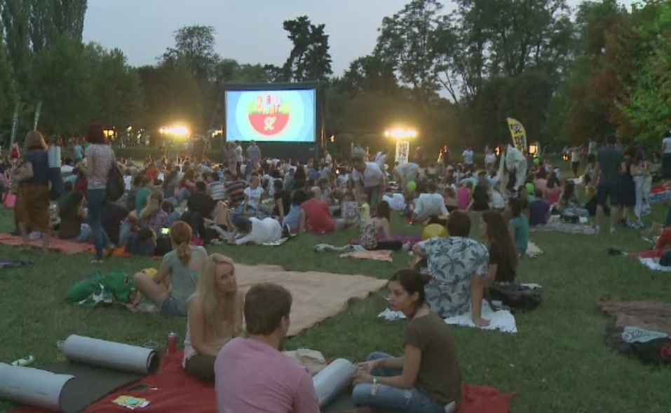 "Marele Picnic" din Gradina Botanica din Capitala. Oamenii au vizionat proiectii cu tematica bucuresteana