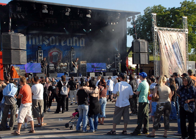 Tragedie in timpul unui concert din Buzau, noaptea trecuta. O tanara de 20 de ani a murit sub ochii iubitului ei