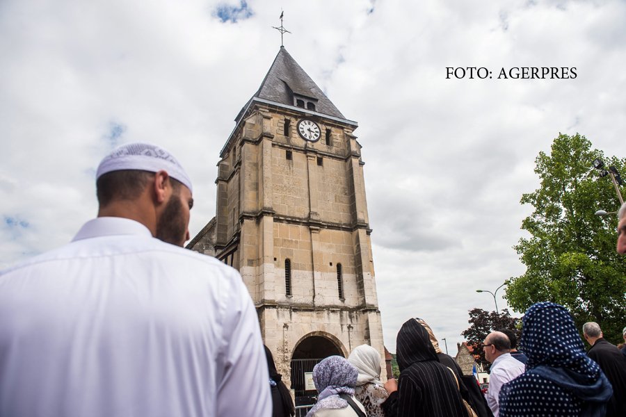 musulmani tinand un moment de reculegere langa biserica din Saint-Etienne-du-Rouvra