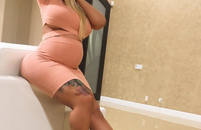 Gravida care a intors toate privirile cand a iesit imbracata extrem de provocator pe strada. FOTO