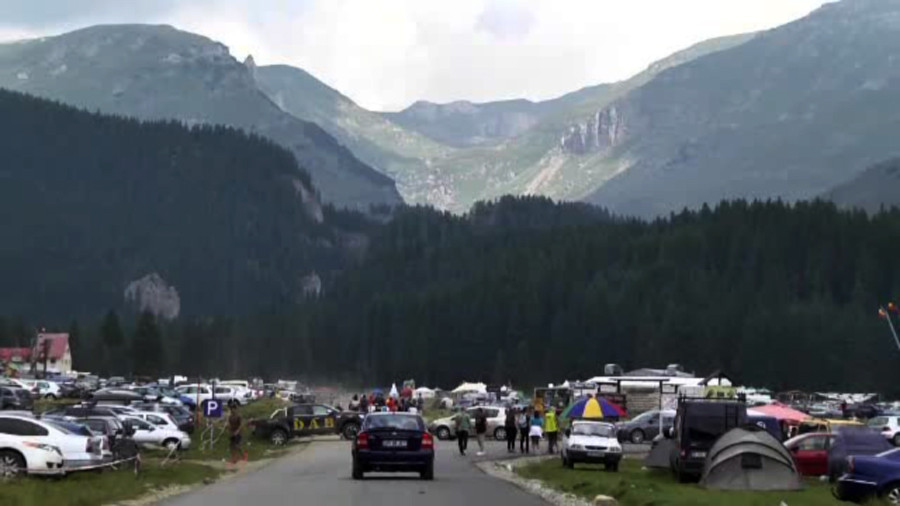Festivalul care a distrus o splendida vale din Parcul Natural Bucegi. De ce au inceput ursii sa-i atace pe turisti