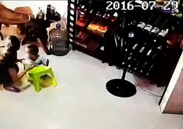 Momente de groaza pentru o mama. O masina i-a intrat in casa si a trecut peste copilul ei, in timp ce ii dadea de mancare