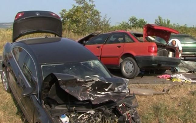 Grav accident in Vrancea. Doi morti si patru raniti, dupa ce soferul unui Audi ar fi intrat pe contrasens