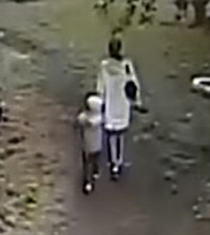 O mama din Rusia a fost strivita de un obiect de metal, in timp ce se plimba cu baietelul ei. Cum s-a intamplat totul. VIDEO