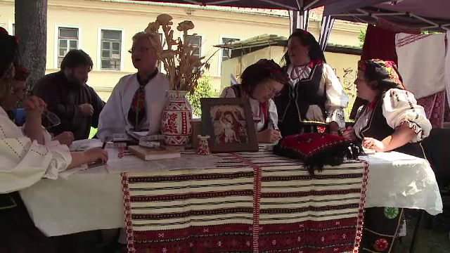 Traditionala husa impletita pentru smartphone. Cum vor mestesugarii din Brasov sa pastreze vii traditiile locului