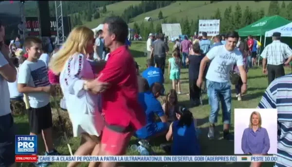 Festivalul Usturoiului, din Tinutul Contelui Dracula, a ajuns la a patra editie. Cum s-au distrat turistii