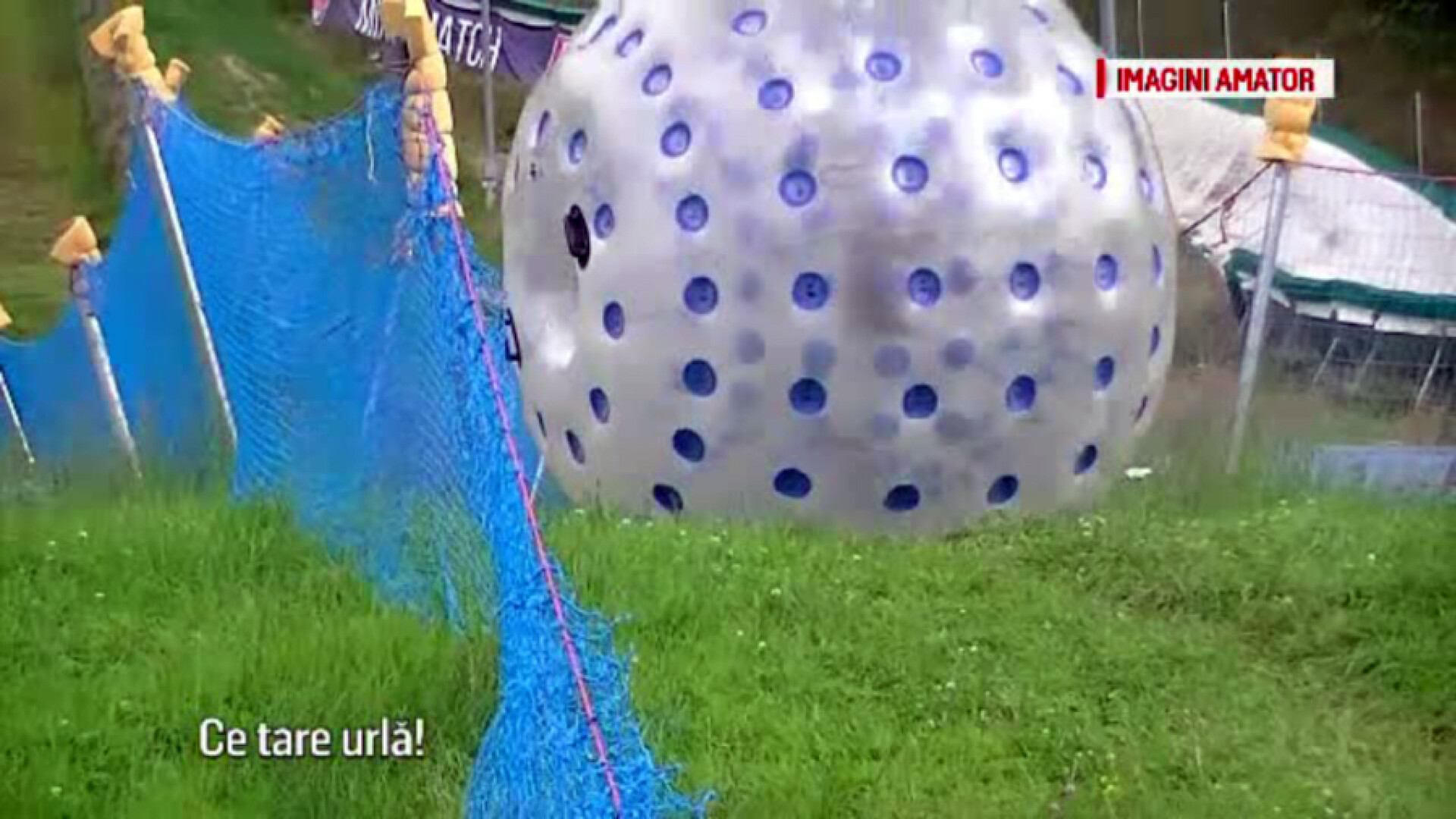 Tanara britanica, ranita in Poiana, risca sa ramana paralizata la o mana. "O trageau de brate, desi le arata ca sunt rupte"