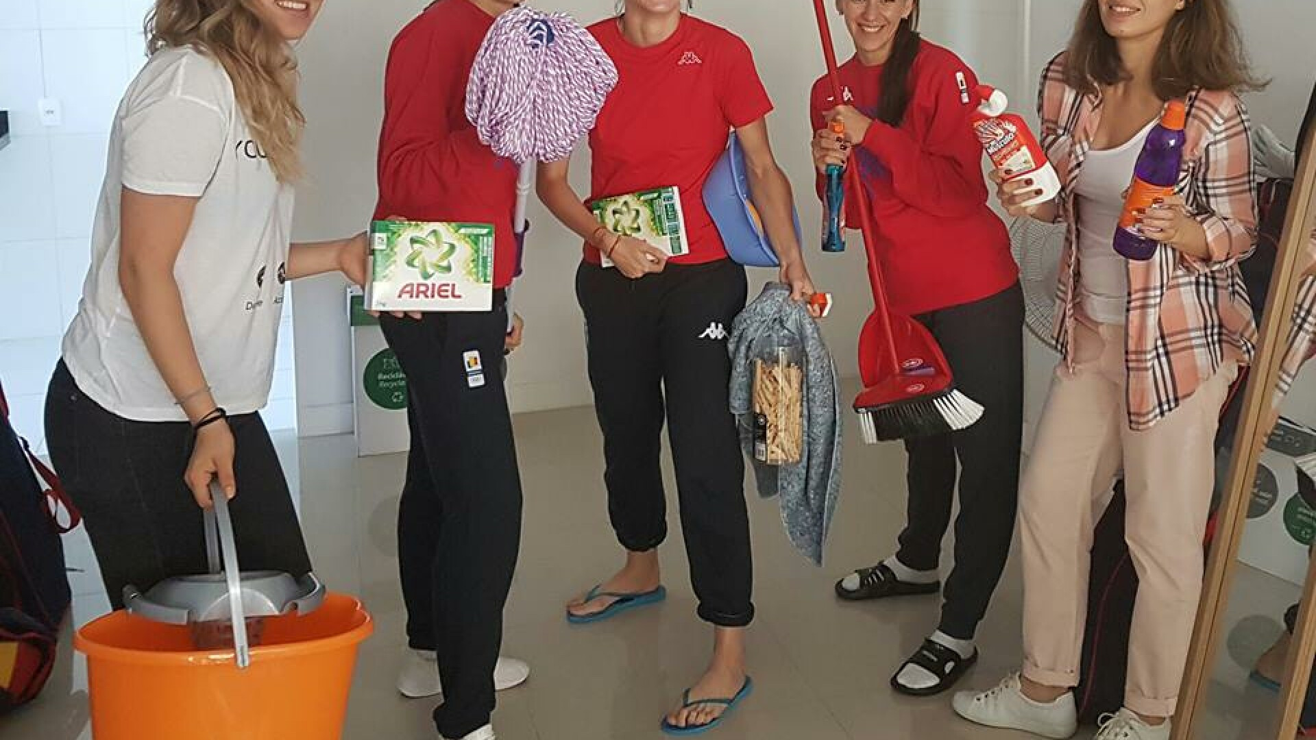 Satul Olimpic din Rio, "prea ca la tara", Sportivele noastre au plecat in oras dupa "bunatati": matura, mop, hartie igenica