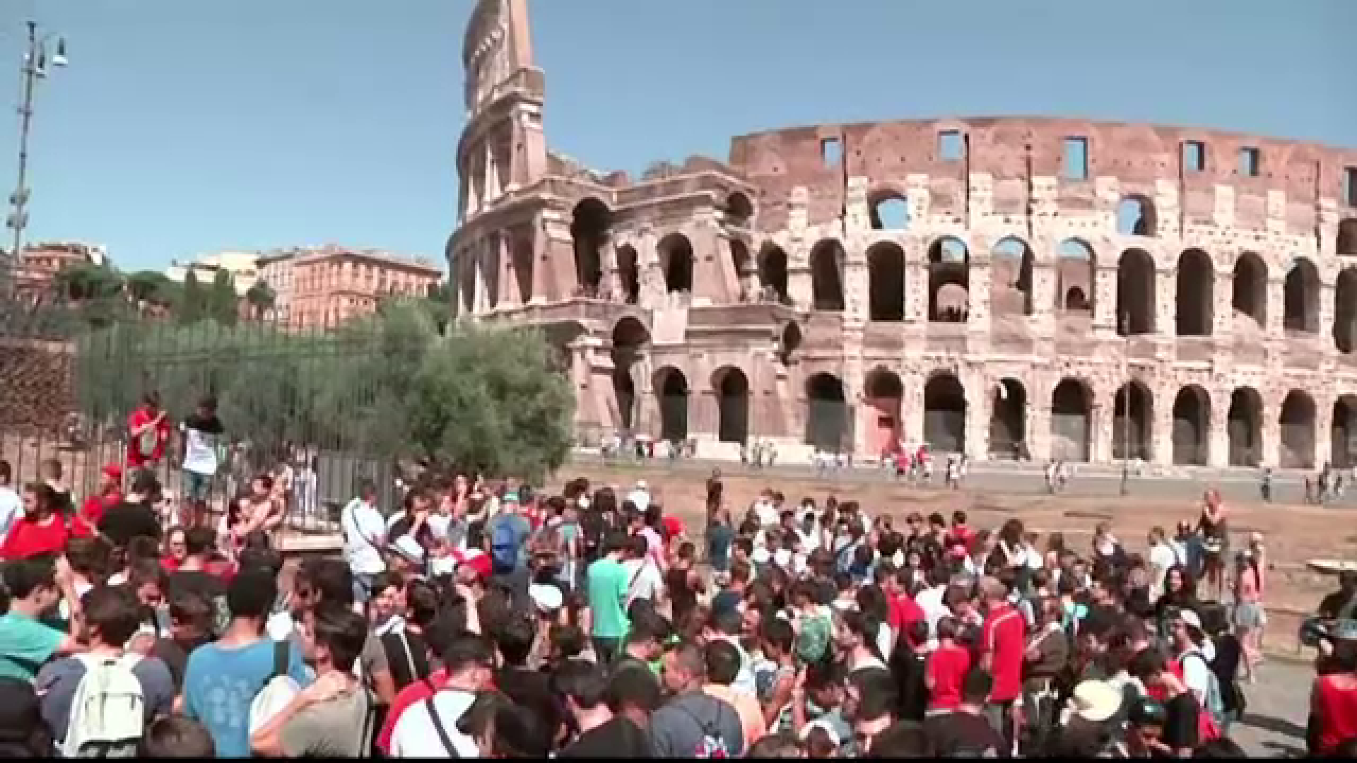 1.000 de oameni s-au strans in jurul Coloseumului, dar nu pentru a-l vizita. Care e recordul la prins pokemoni
