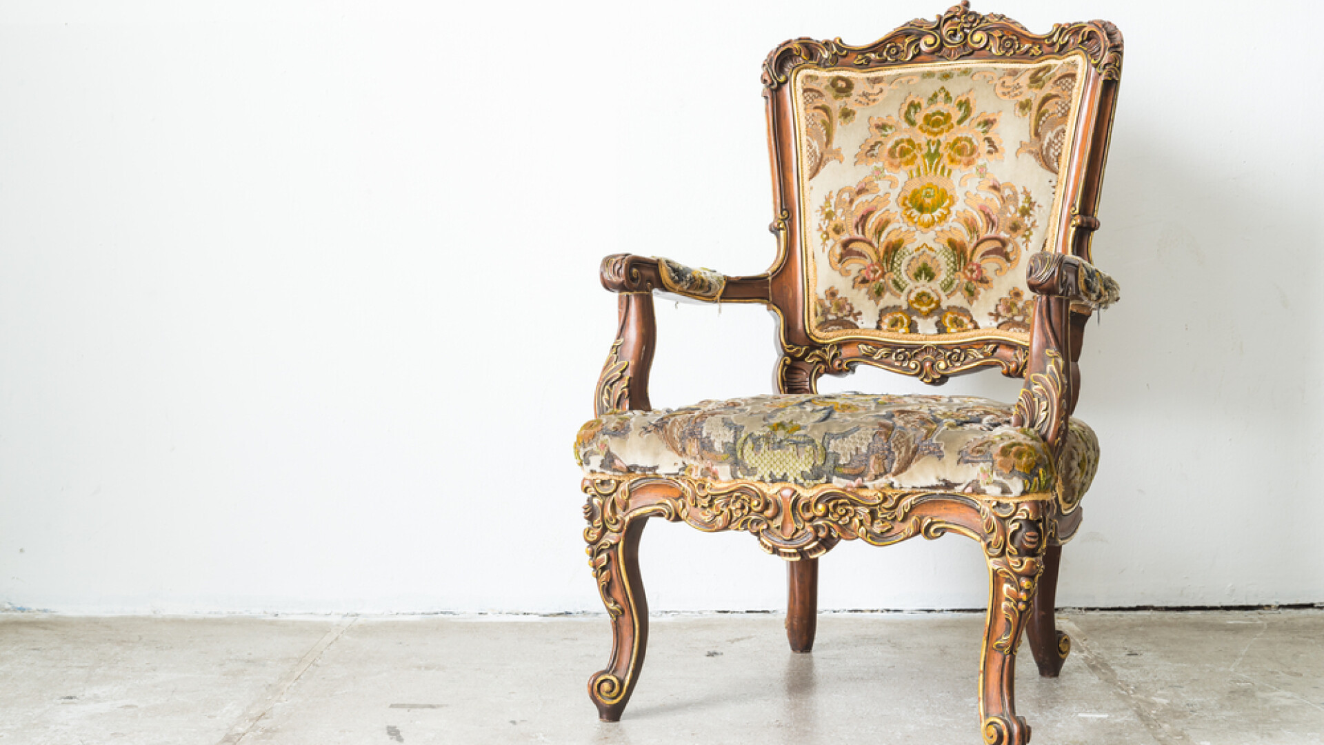 Au cumparat un scaun de la un targ de vechituri si l-au tinut 10 ani in pod. Socul familiei cand a vazut ce comoara ascundea