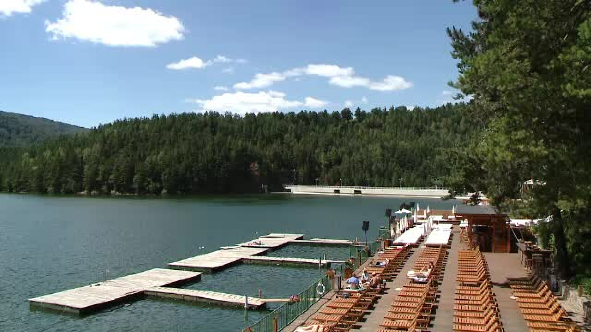 Peisaje de vis in Banatul montan, cu paduri si lacuri de o frumusete unica. Muntele Semenic atrage turisti de peste tot