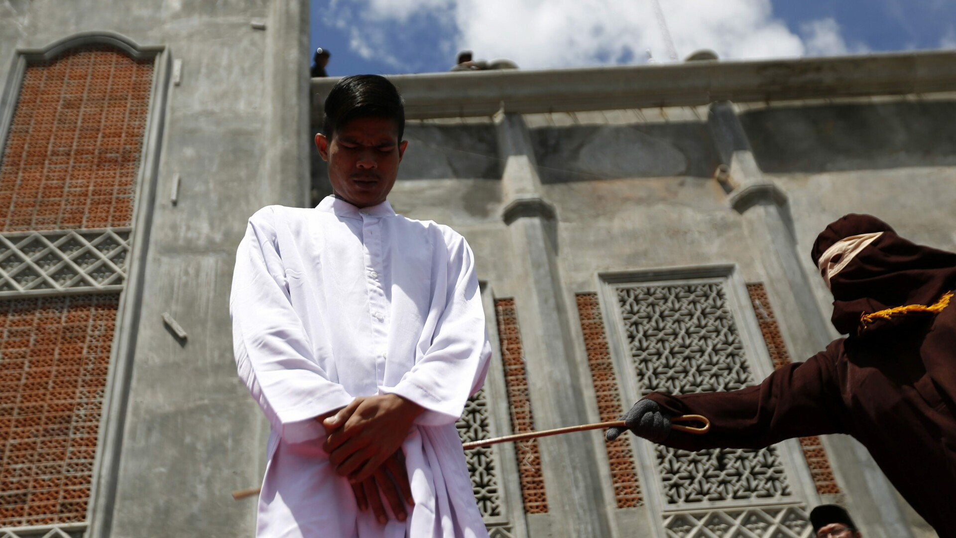 Un barbat si o femeie din Indonezia, batuti cu biciul in piata publica. Motivul absurd pentru care au fost pedepsiti