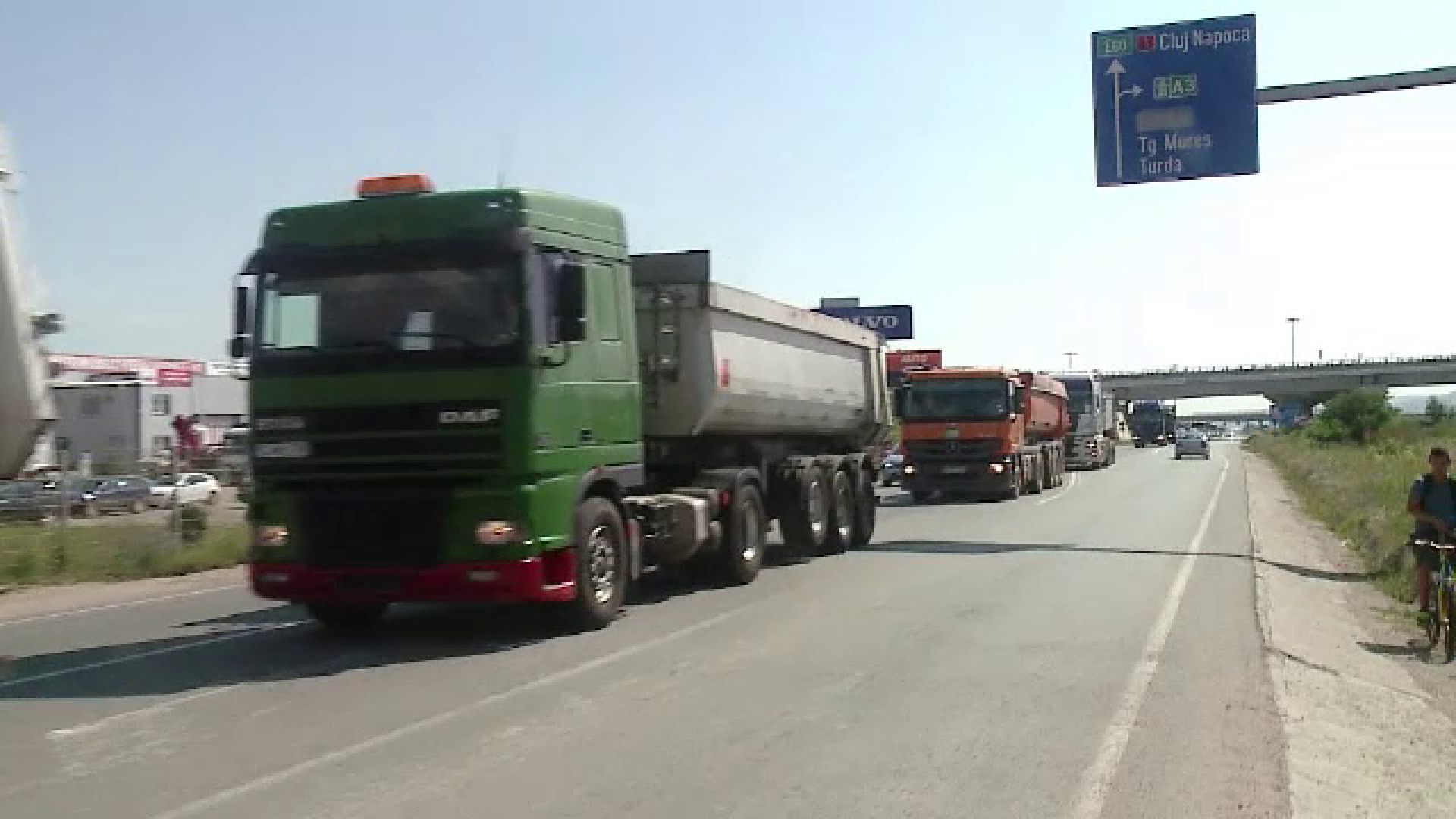 Zeci de transportatori au blocat drumul dintre Cluj si Oradea, in semn de protest. Soferii, nemultumiti de pretul politei RCA