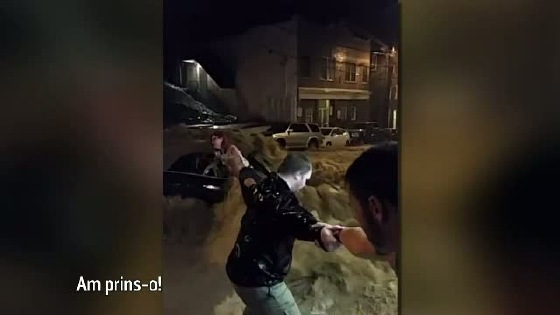 Lant uman pentru salvarea unei femei ce risca sa fie luata de viitura. Doi oameni au murit in inundatiile din Maryland, SUA