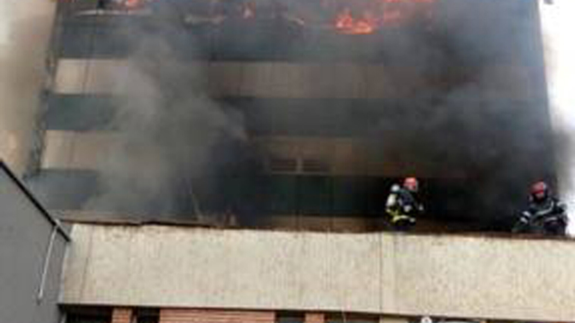 Incendiu puternic la o cladire din Piata Crangasi. Motivul pentru care oamenii au ezitat sa evacueze imobilul. VIDEO