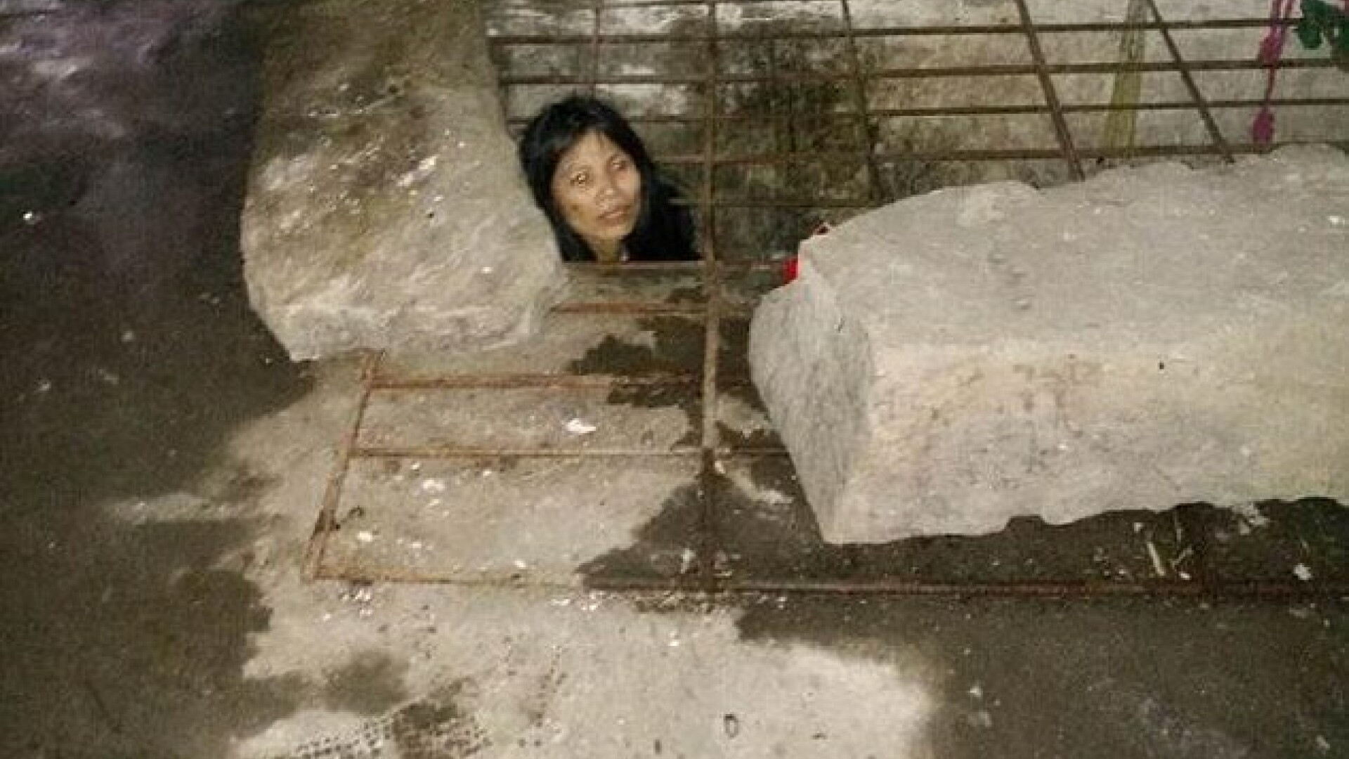 Caz uimitor in China. Motivul pentru care o femeie a fost inchisa de familie intr-o cusca. FOTO