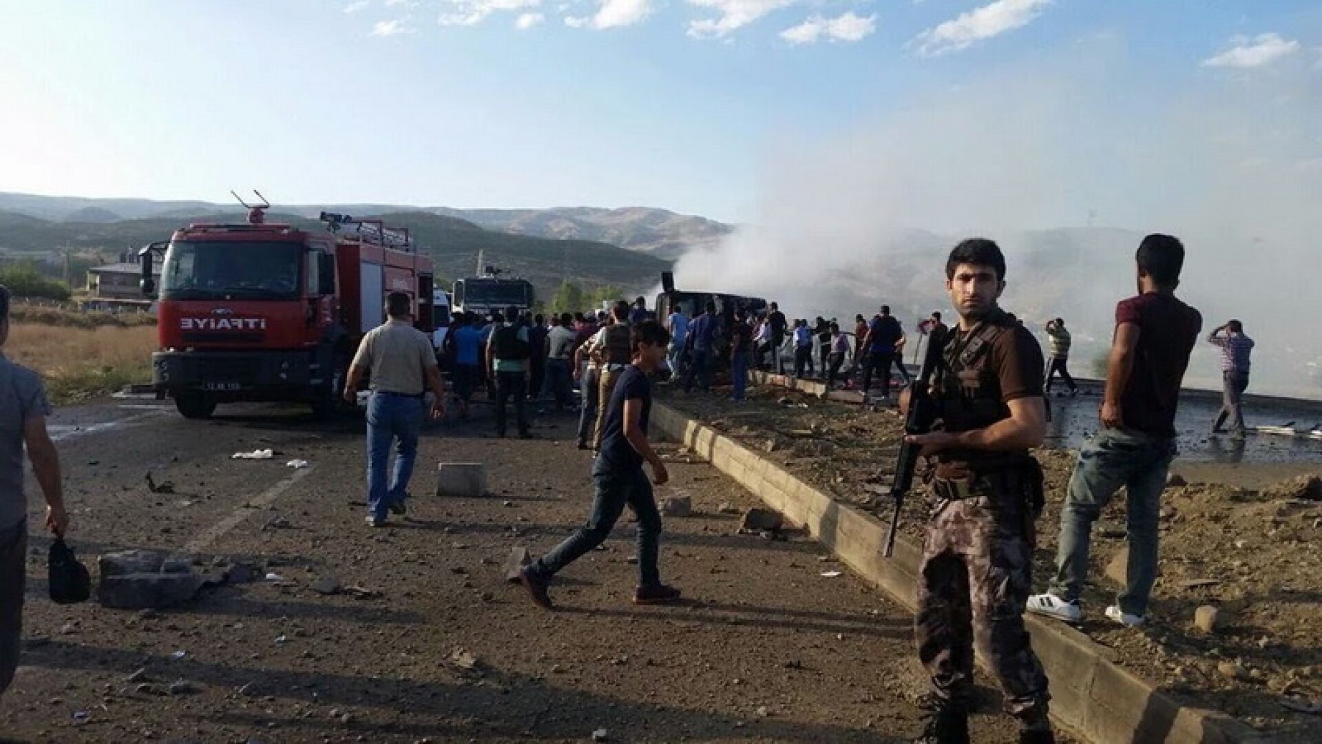 Cinci politisti, ucisi intr-un atac cu masina-capcana in Turcia. Cine ar fi comis atentatul