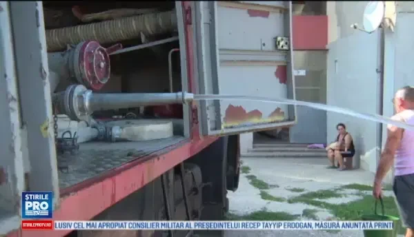 Satul aflat la doi pasi de Dunare, dar in care oamenii au ramas fara apa potabila. Localnicii merg 2 km pentru aprovizionare