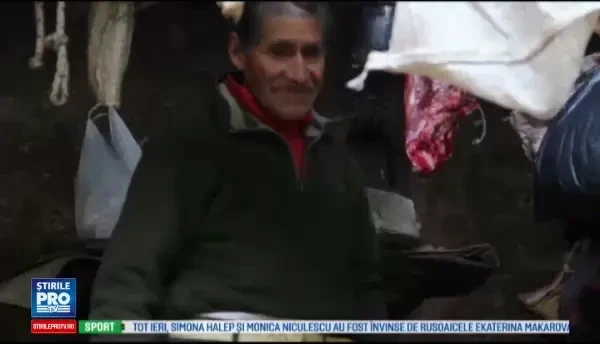 Cum arata batranul care de 40 de ani traieste intr-o pestera, fara apa si curent. Turistii din toata lumea vin sa-l vada