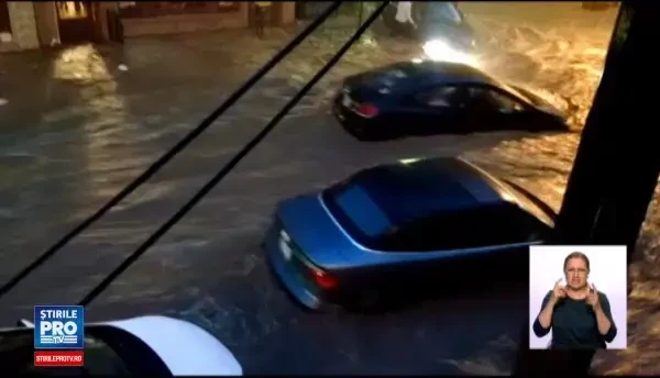 Lant uman pentru salvarea unei femei ce risca sa fie luata de viitura. Doi oameni au murit in inundatiile din Maryland, SUA