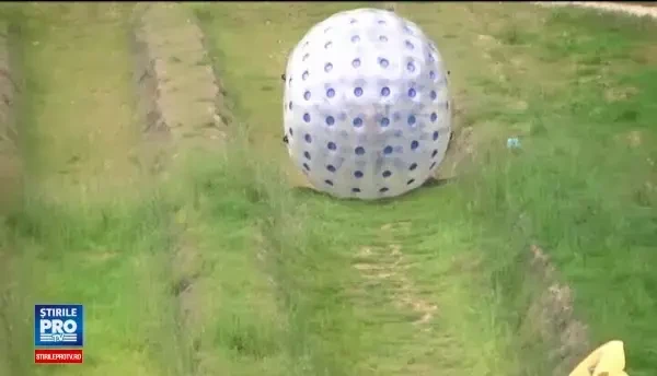 Tanara britanica, ranita in Poiana, risca sa ramana paralizata la o mana. O trageau de brate, desi le arata ca sunt rupte