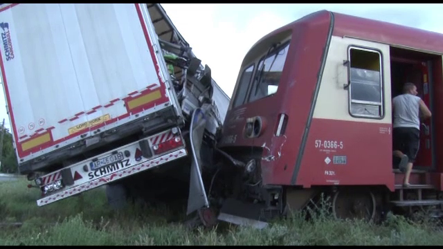 Un TIR a fost lovit de un tren, la trecerea peste calea ferata. Soferul a scapat ca prin minune cu rani usoare