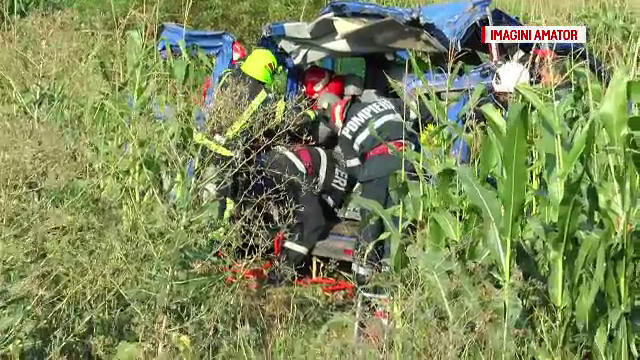 Accident grav in Satu Mare. O femeie a murit, iar alte 6 persoane au fost ranite, dupa ce microbuzul lor a ajuns in sant