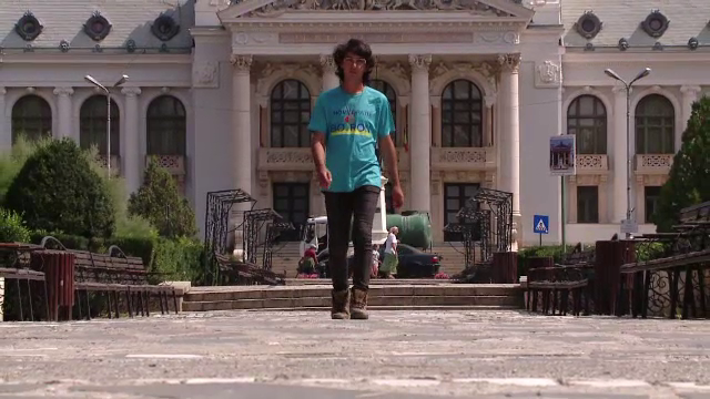 Ce a descoperit tanarul care a inceput turul Romaniei pe jos, cu 2000 de lei in buzunar: "Pot sa stau la oameni, sa discut"