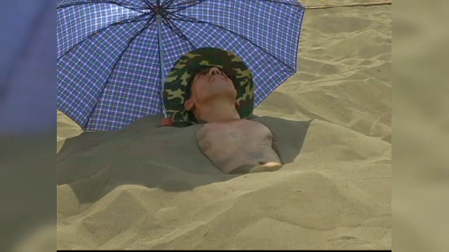 Motivul pentru care zeci de oameni se "ingroapa" in nisipul de pe plaja. Beneficiile surprinzatoare ale acestei terapii